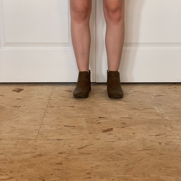 Tan ankle booties - Picture 4 of 5